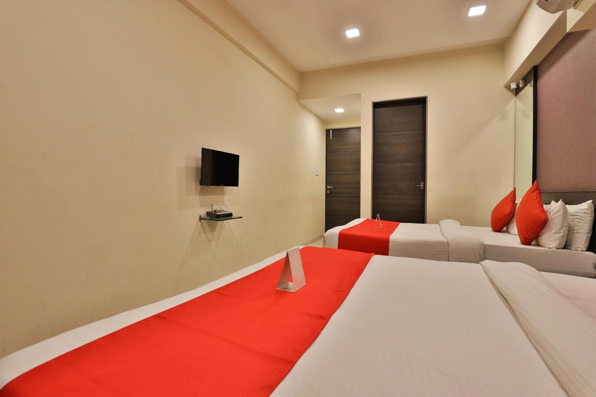 Hotel Royal Rituals Vesu 苏拉特 外观 照片